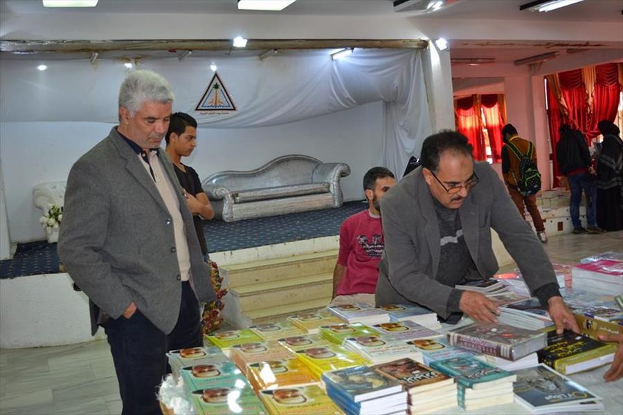 بالصور: معرض للكتاب في جمعية بيوت الشباب ببنغازي