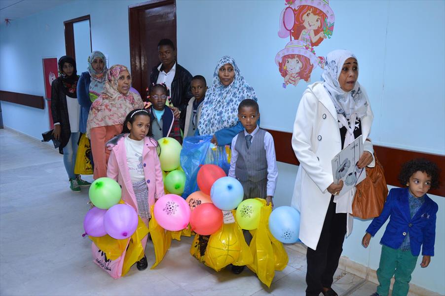 منظمة خيرية تزور مرضى قسم الأطفال بمركز سبها الطبي