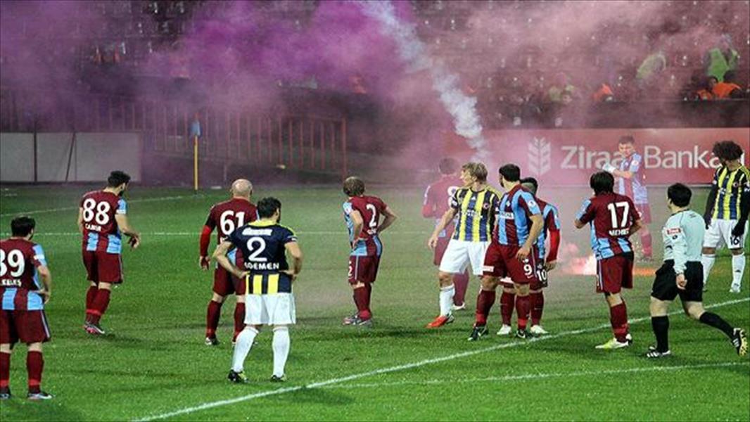 إيقاف مباراة فنار بخشه مع طرابزون في الدوري التركي بسبب شغب الجماهير
