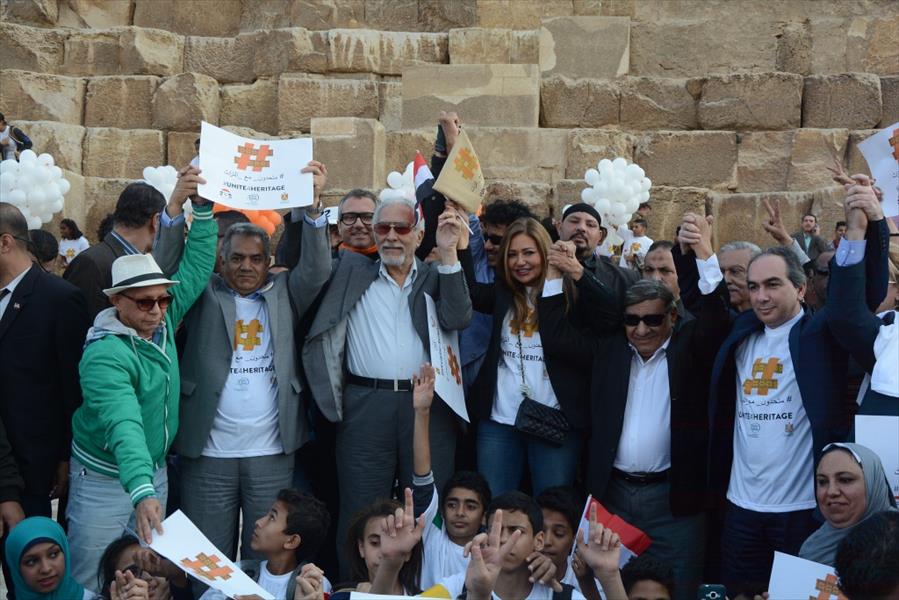 بالصور: ليلى علوي تطلق حملة «متحدون مع التراث» من الأهرامات