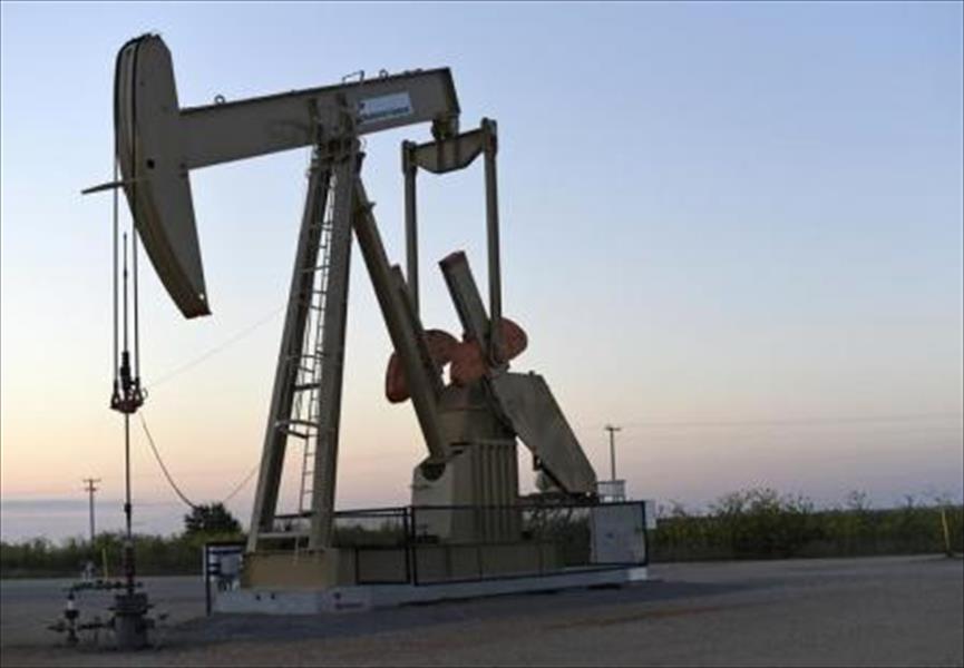 أسعار النفط تبقى قرب أدنى مستوياتها في 7 سنوات