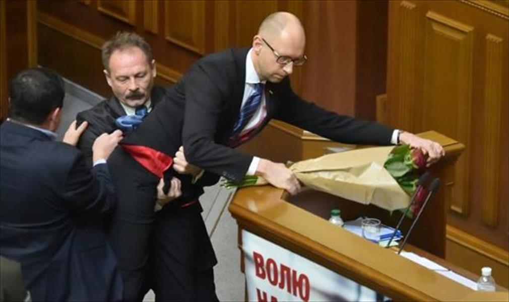 مشادة بين مؤيدين ومعارضين للرئيس الأوكراني في البرلمان 