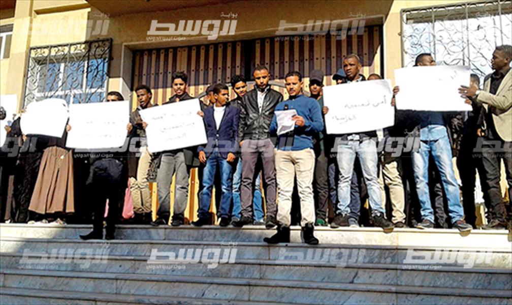 طلاب الدراسات الإسلامية بسبها يطالبون بتغيير عميد الكلية