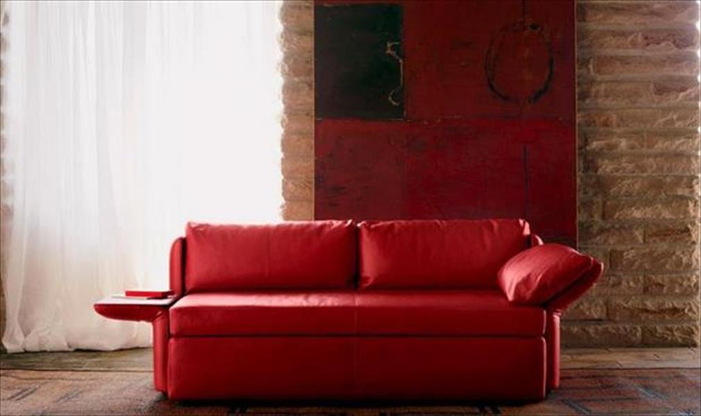 الأحمر لأريكة تشع الدفء في بيتك