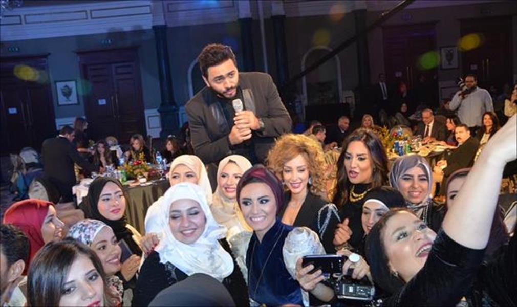 بالصور: تامر حسني يشارك زوجته في الاحتفال بتخرجها