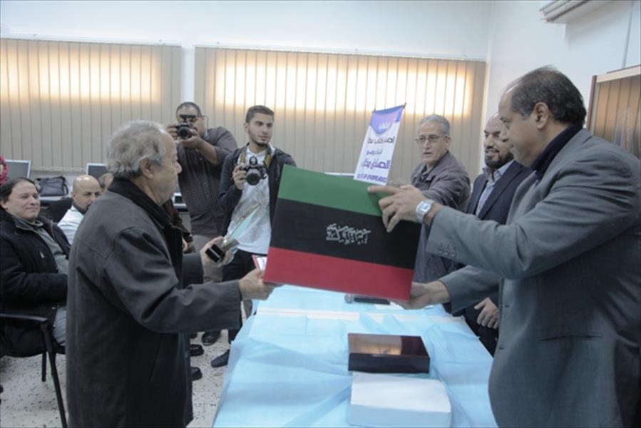 بالصور.. تكريم «بروفيسور» العظام الليبي الصادق مخلوف