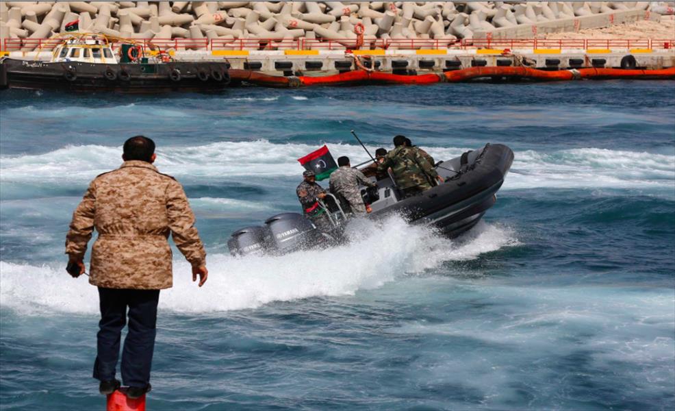 دورية لحرس السواحل الليبي تنقذ 155 مهاجرًا قرب طرابلس