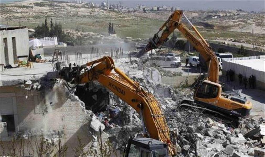 إسرائيل تدمر منزلاً فلسطينيًا وتقفل منافذ آخر بالأسمنت
