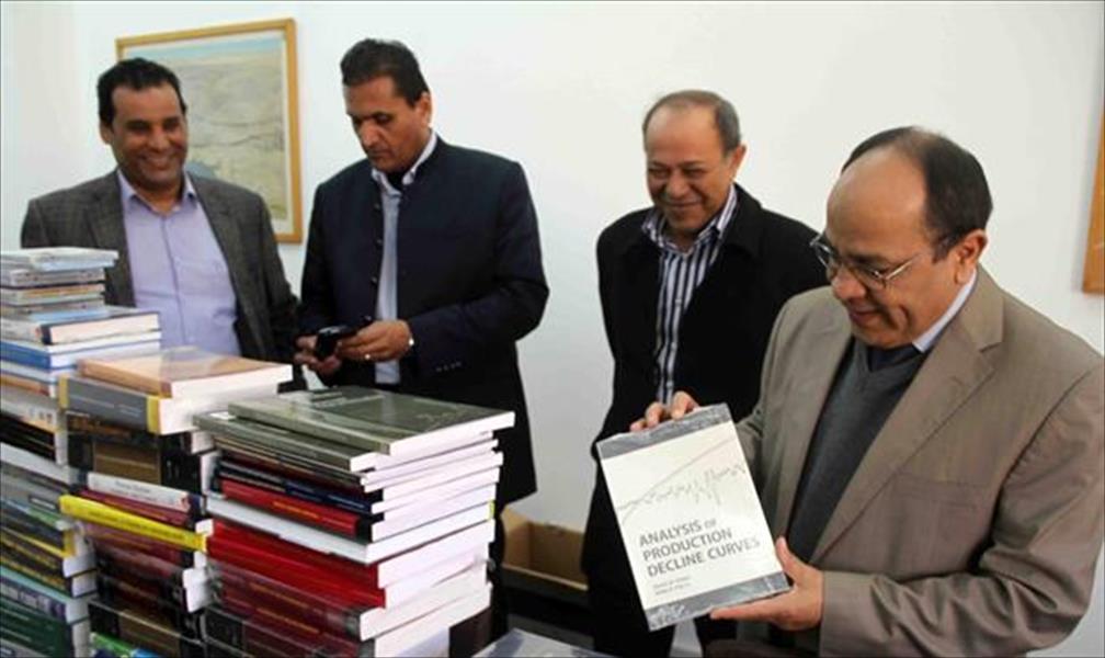 شركة الخليج العربي للنفط تزود جامعة بنغازي بمراجع علمية