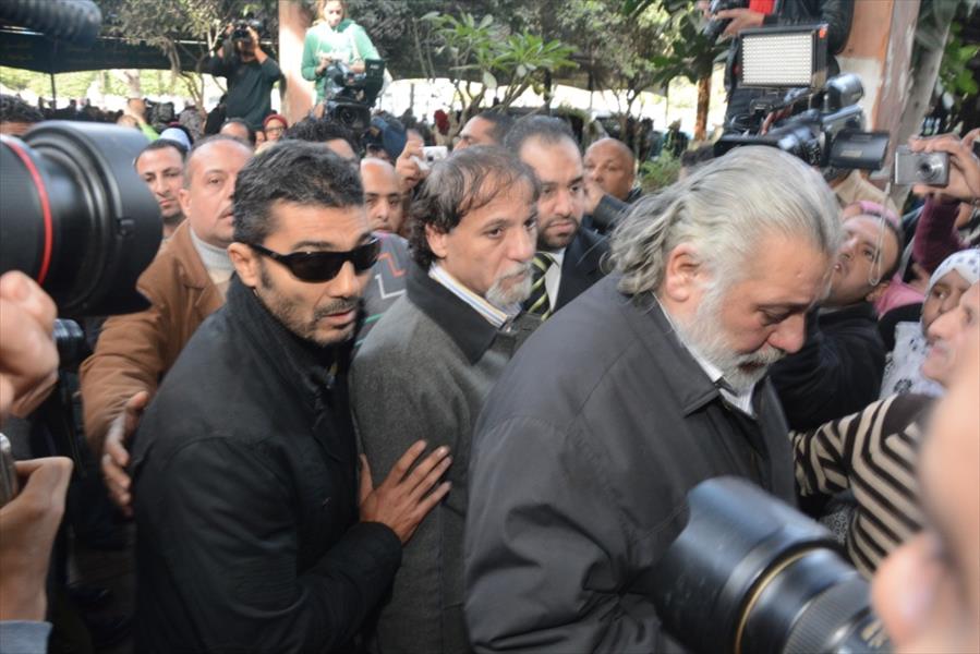 بالصور: السقا ولبلبة والنبوي في جنازة ممدوح عبدالعليم