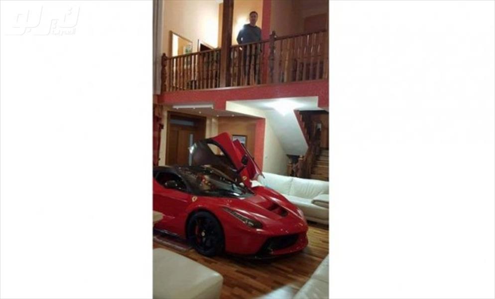 رجل يضع سيارة «لافيراري» بغرفة المعيشة