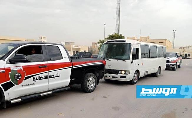 الحافلة التي نقلت السجناء المصريين من سجن عين زارة إلى مطار معيتيقة لترحيلهم إلى بلادهم. (الشرطة القضائية)