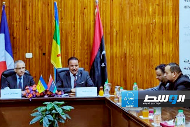 السفير الفرنسي لدى ليبيا مصطفى مهراج في لقاء مع المجلس البلدي نالوت (حساب السفير بمنصة إكس)