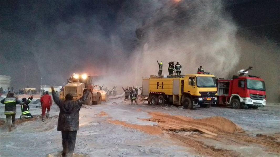 (بالفيديو): «الوطنية للنفط»: إطفاء النيران بخزانات النفط في رأس لانوف