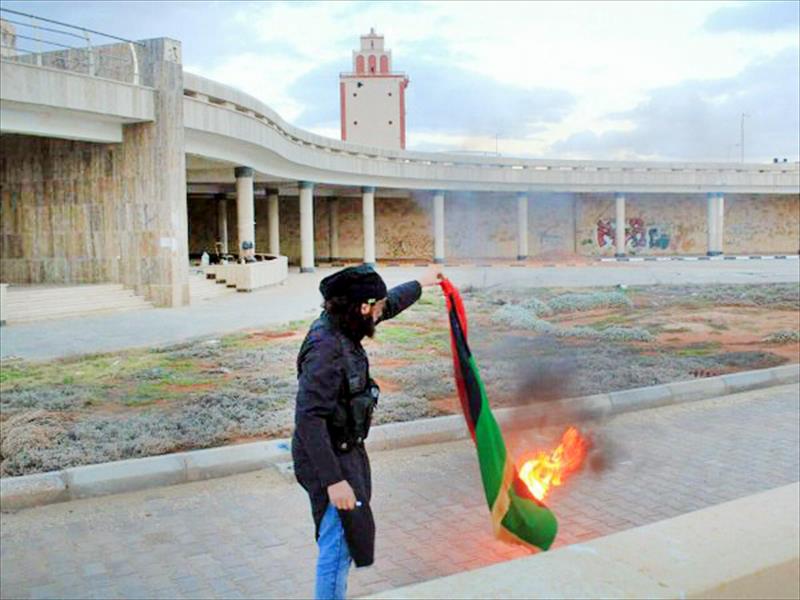 «داعش» ينشر صورًا لحرق علم ليبيا في بنغازي