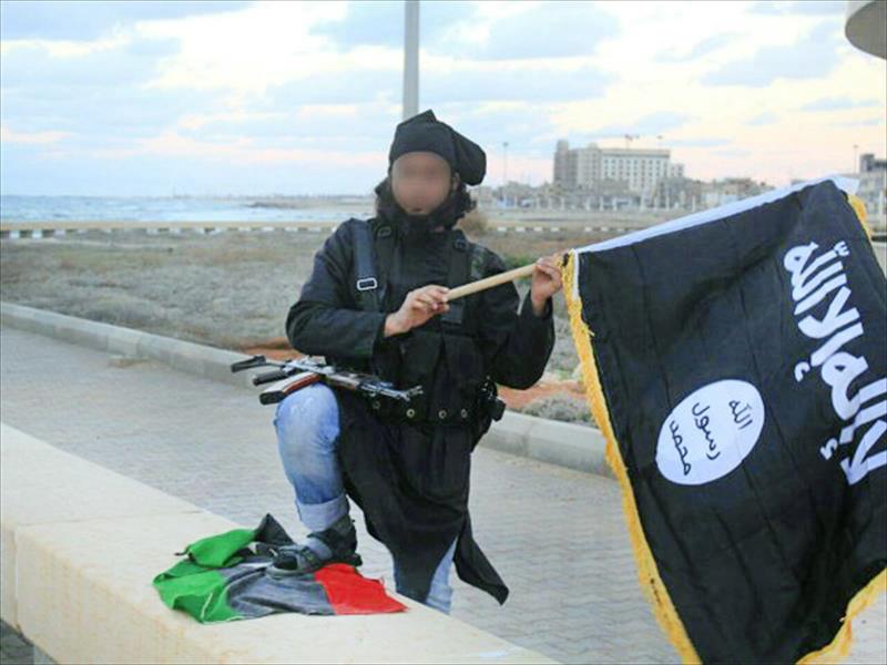 «داعش» ينشر صورًا لحرق علم ليبيا في بنغازي