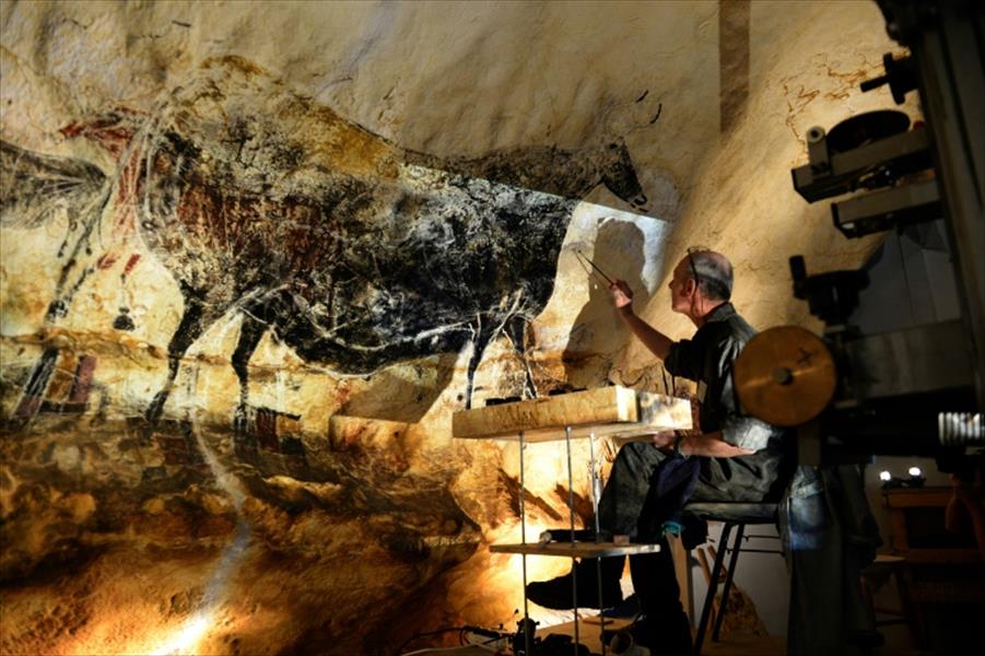 فنانون فرنسيون ينسخون جداريات كهف «لاسكو»
