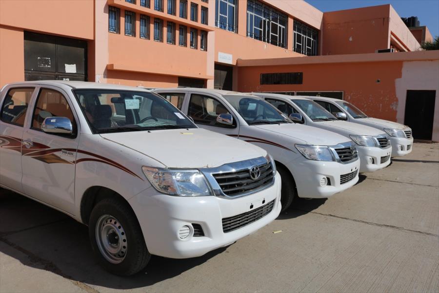 «بلدي بنغازي» يسلم سيارات لقطاعات الأمن والصحة والخدمات العامة