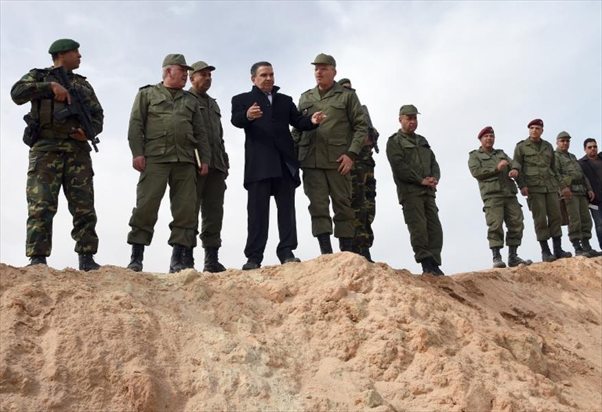 بالصور: مناورات عسكرية تونسية على الحدود مع ليبيا