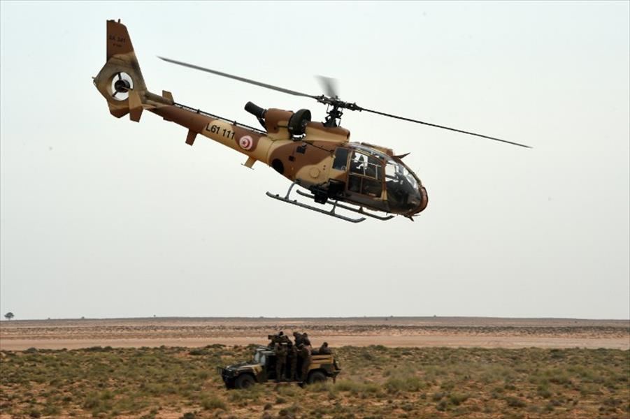بالصور: مناورات عسكرية تونسية على الحدود مع ليبيا