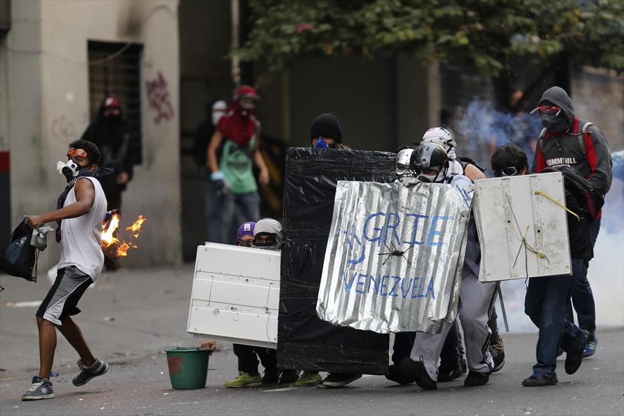 رئيس فنزويلا يصف المحتجين ضده بالقتلة ويهددهم بقوات الأمن