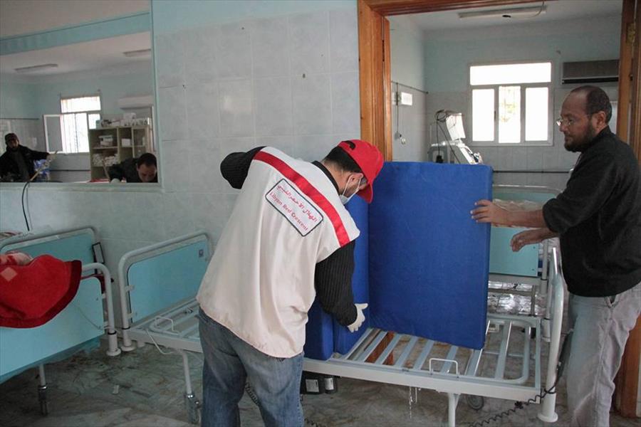 «الهلال الأحمر» تسهم في تنظيف وترميم قسم الكلى بمستشفى الوحدة في درنة