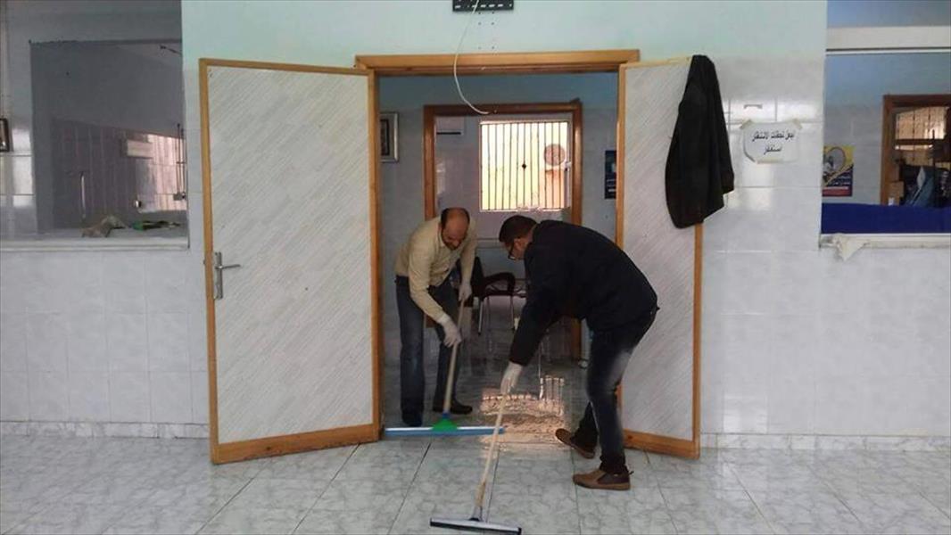 «الهلال الأحمر» تسهم في تنظيف وترميم قسم الكلى بمستشفى الوحدة في درنة