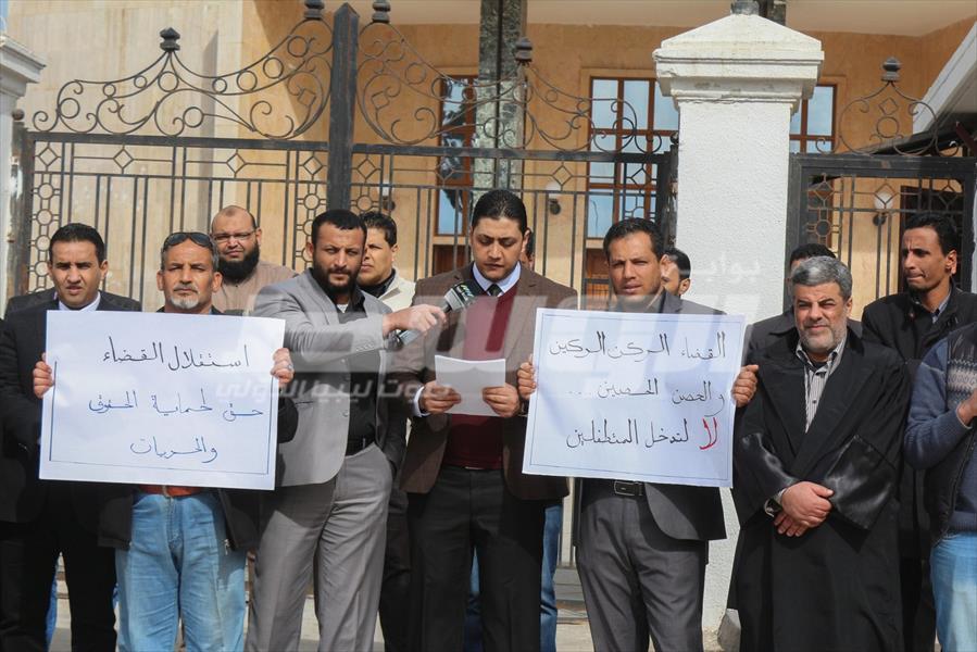 وقفة احتجاجية للهيئات القضائية في البيضاء رفضًا لمسودة الدستور‎
