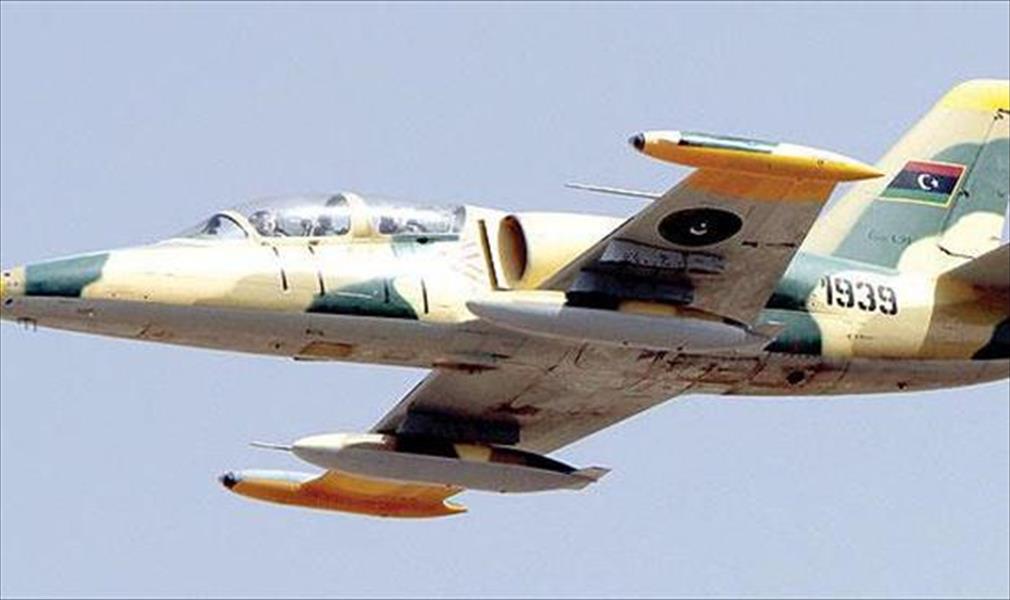 سلاح الجو الليبي يشن هجمات على مواقع «داعش» في بنغازي ودرنة
