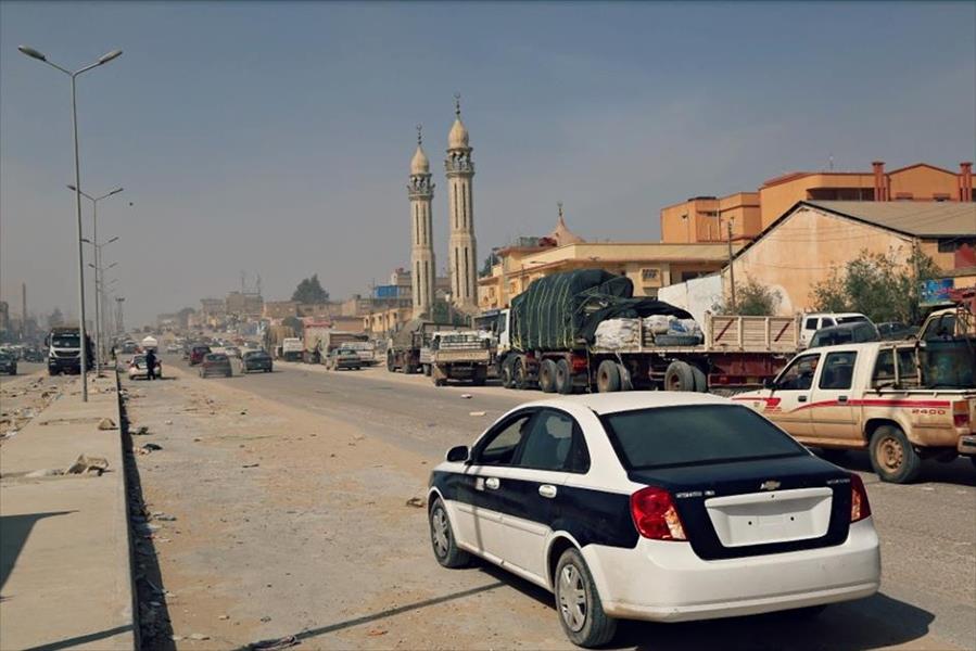 بلدية البيضاء تخلي الطريق العام بالمنطقة الصناعية من سيارات النقل الثقيل