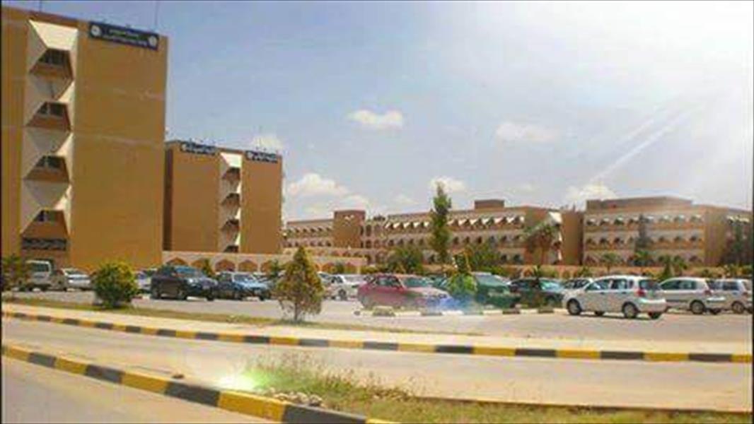طلبة كليات الطب بجامعة بنغازي يترقبون العودة إلى كلياتهم
