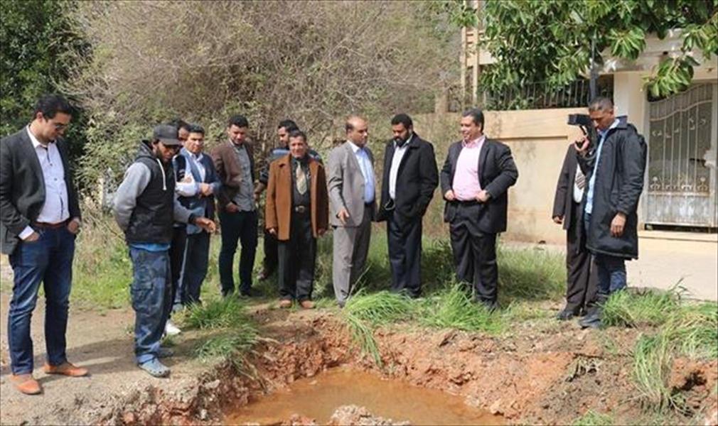 بلدية بنغازي تبدأ صيانة شبكة المياه بمنطقة الليثي