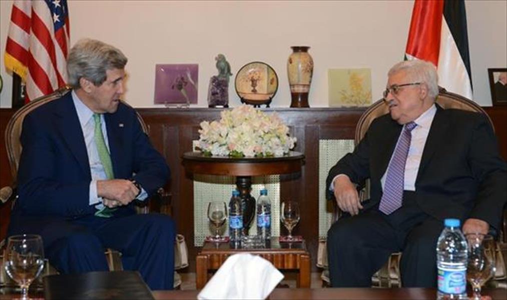 كيري يحث عباس على اتخاد قرارات بشأن السلام مع إسرائيل