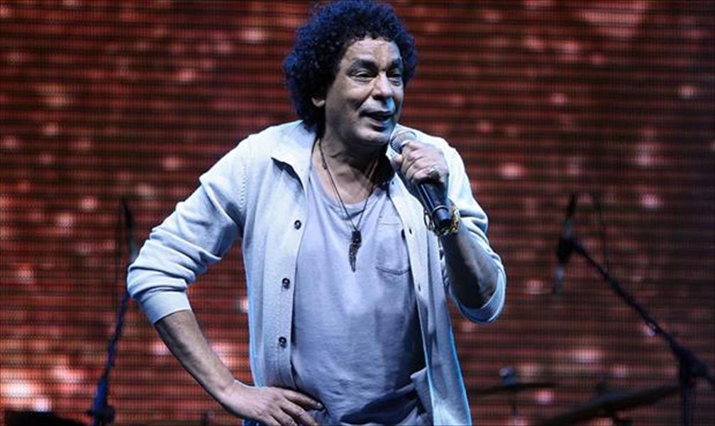 محمد منير في كواليس «المغني» بأسوان (صورة)