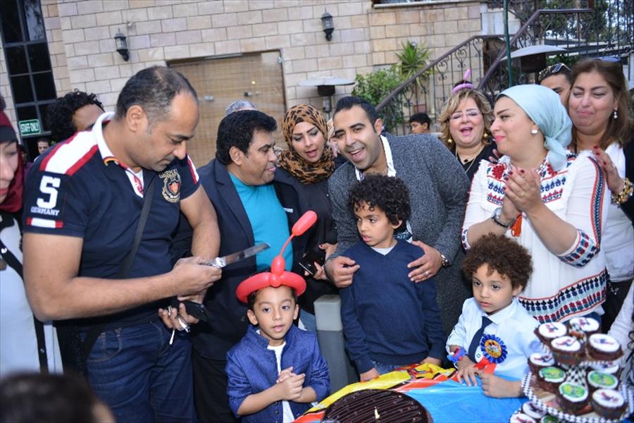 بالصور: أحمد عدوية يحتفل بعيد ميلاد ابنه وحفيده