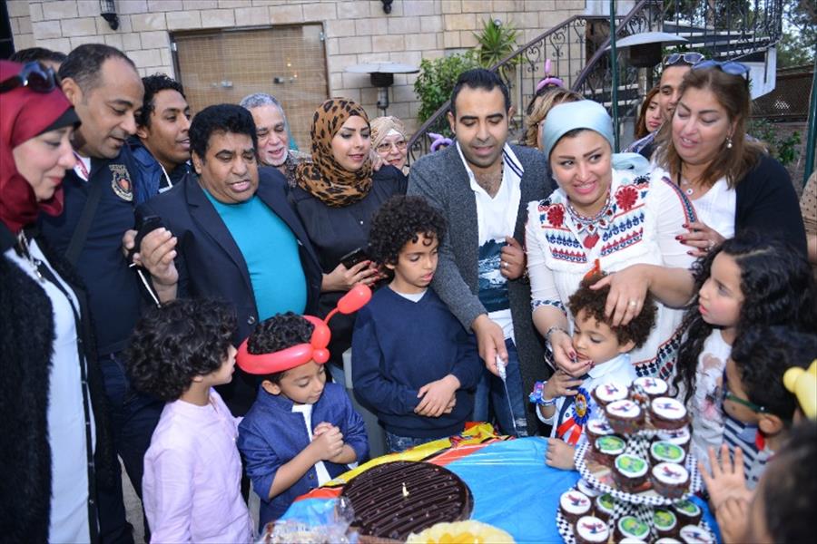 بالصور: أحمد عدوية يحتفل بعيد ميلاد ابنه وحفيده