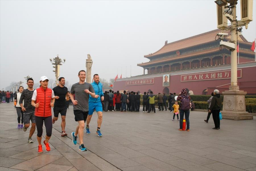 زوكربيرغ يتحدي ضباب التلوث في بكين