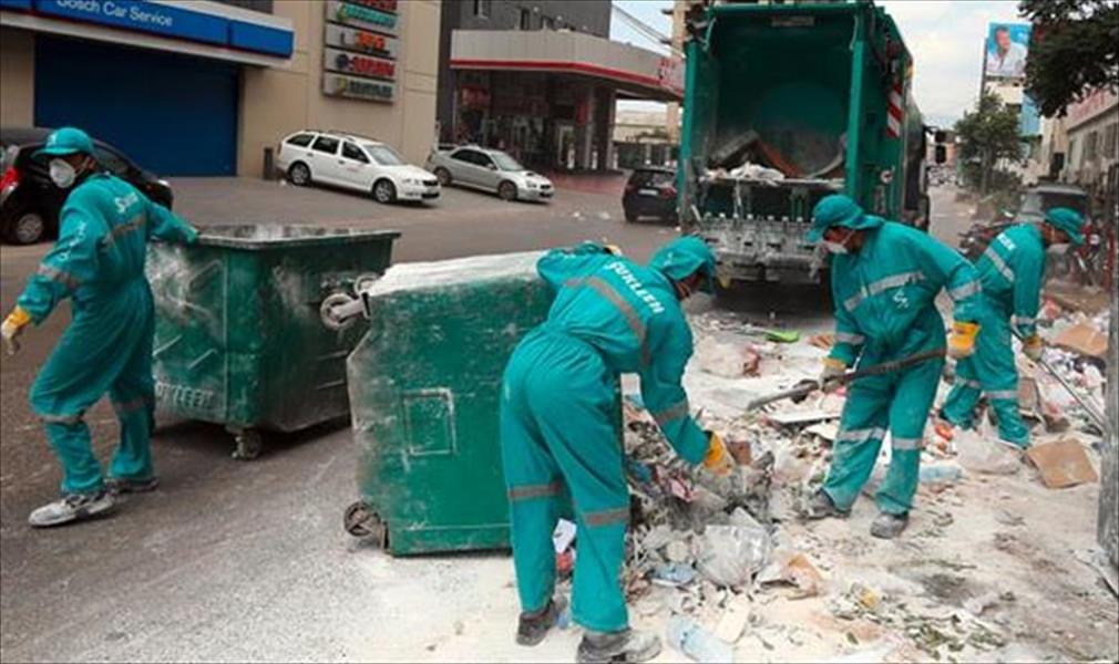 الحكومة اللبنانية تبدأ في رفع النفايات خارج بيروت