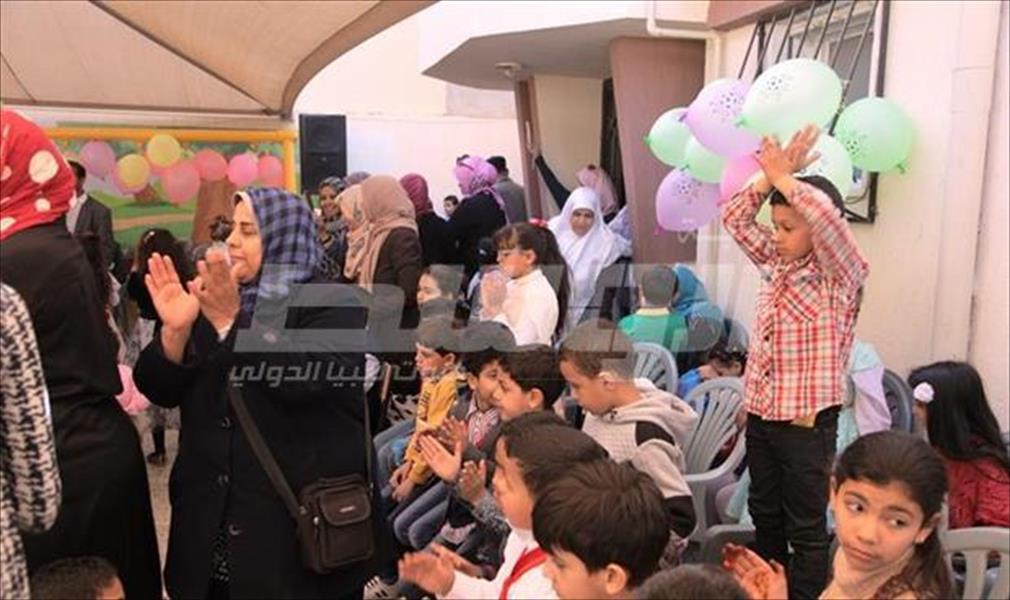 أطفال بنغازي يحتفلون بعيد الأم والطفل