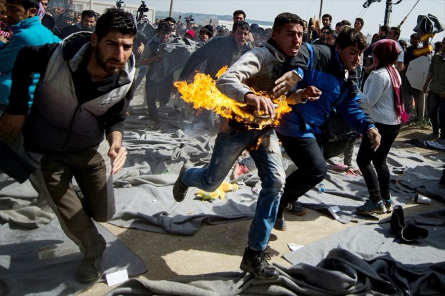 مهاجر يشعل النار فى نفسه بمخيم لاجئين فى اليونان