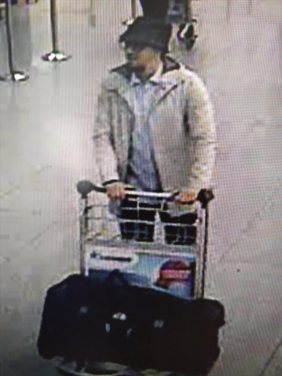الشرطة البلجيكية تنشر صورة للمشتبه بتنفيذهم تفجيرات المطار
