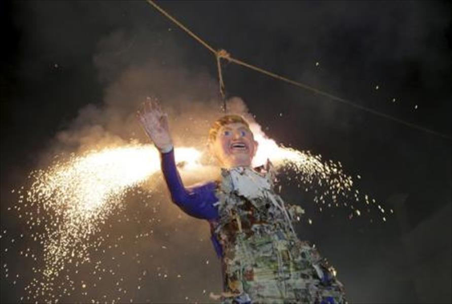 مكسيكيون يحرقون دمية لترامب خلال احتفال ديني