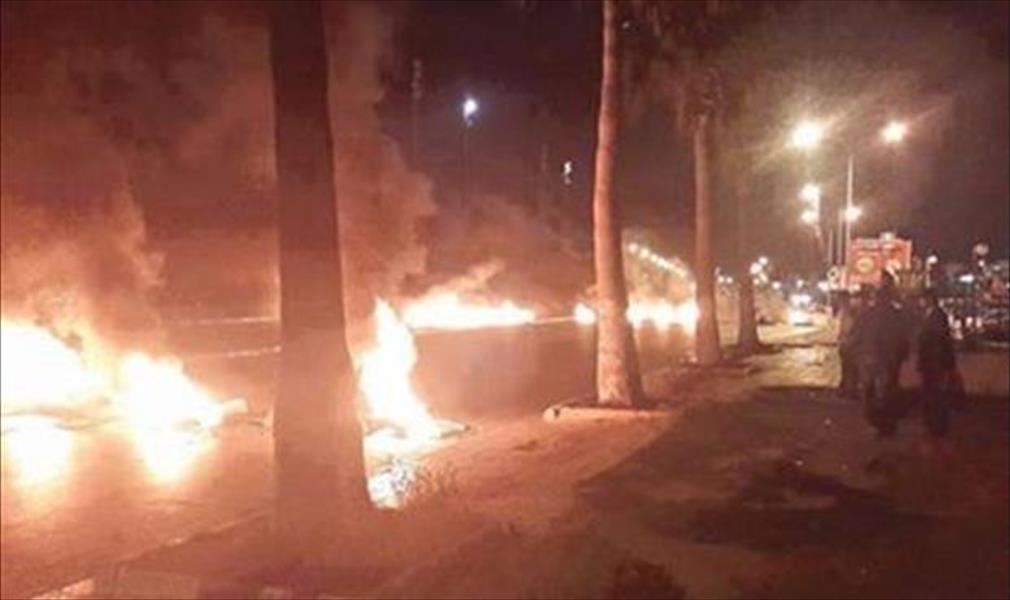 شباب غاضبون يحرقون الإطارات ويغلقون الطريق في بنغازي
