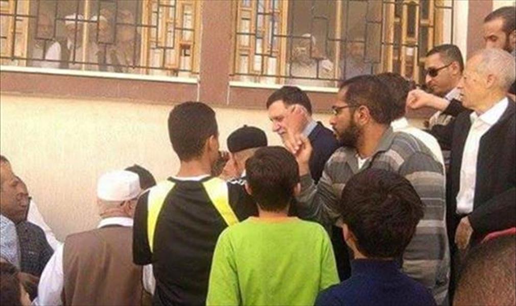 بالصور.. السراج يصلي الجمعة في مسجد ميزران وسط طرابلس