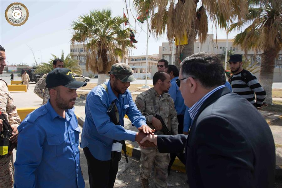 بالصور.. السراج يتفقد قوات الجيش والشرطة في طرابلس