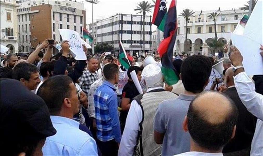 سكان العاصمة يتظاهرون في ميدان الشهداء تأييدا لحكومة الوفاق