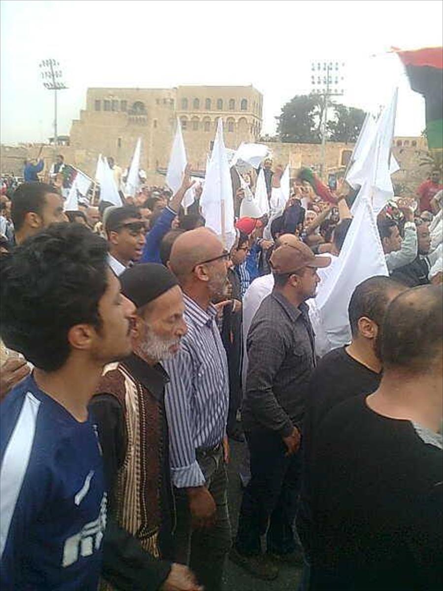 سكان العاصمة يتظاهرون في ميدان الشهداء تأييدا لحكومة الوفاق