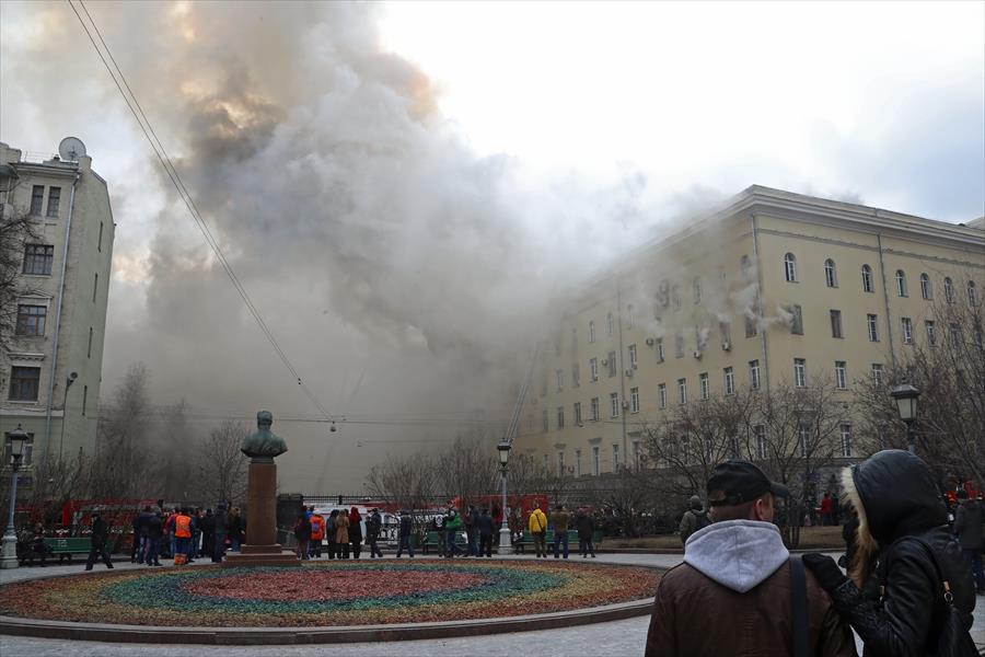 بالصور: اندلاع حريق في وزارة الدفاع الروسية