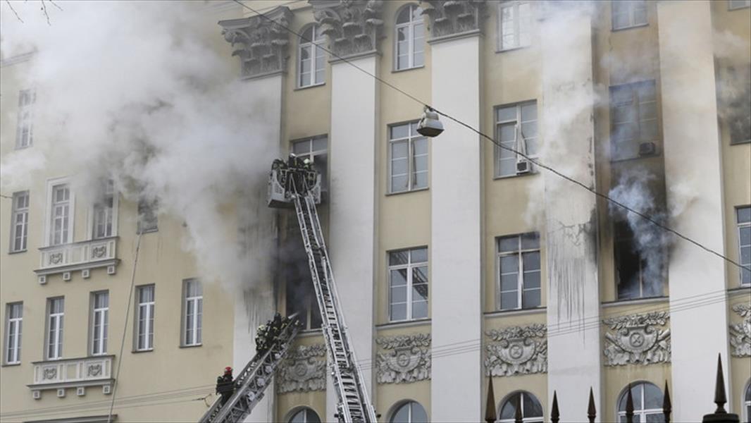 بالصور: اندلاع حريق في وزارة الدفاع الروسية