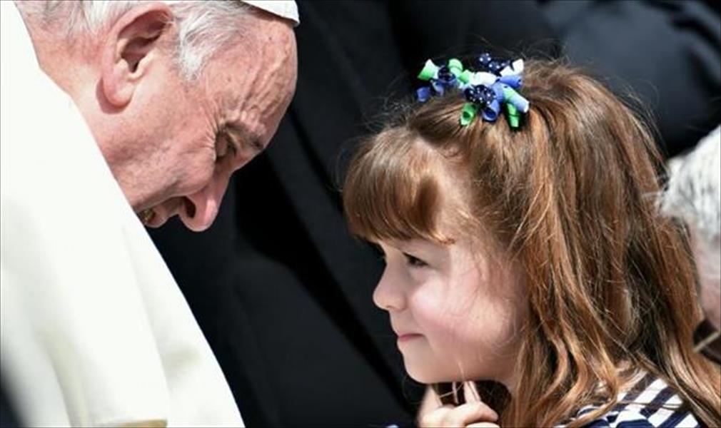 البابا يحقق أمنية طفلة أميركية قبل إصابتها بالعمى